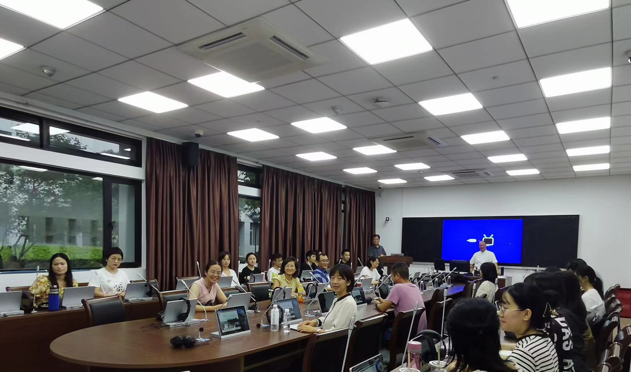 讲座回顾 | 杨枫:杂志主编视角下的外语研究写作及发表